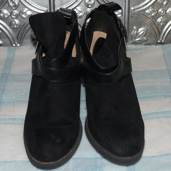 Justfab Size 8 Buckle Strap Design Black Closed Toe Heels - Picture 2 of 8